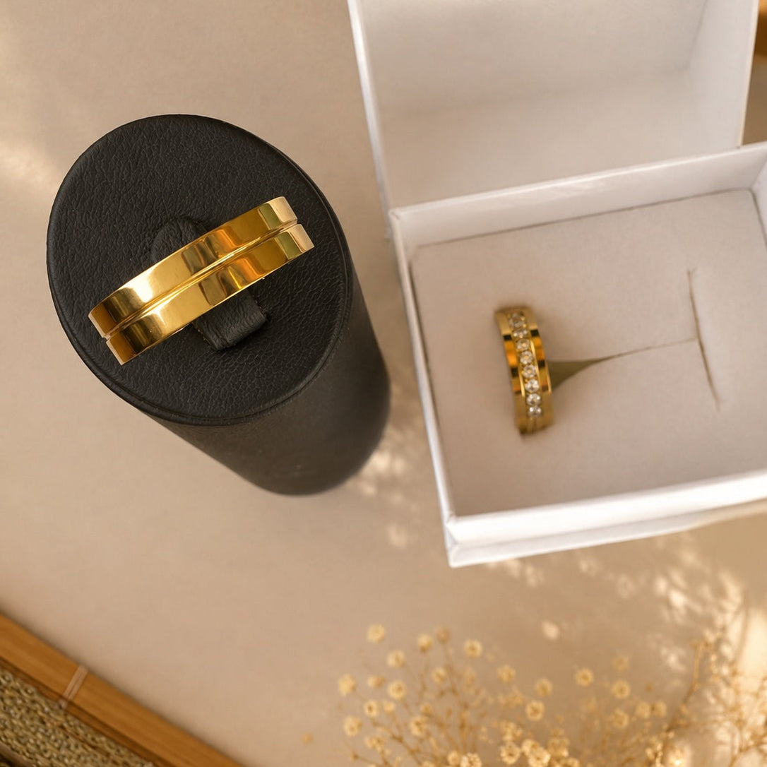 Aliança Dourada com Linha Central ou Banda de Pedras 6mm em Aço para Casamento, Namoro ou Compromisso - REF00080