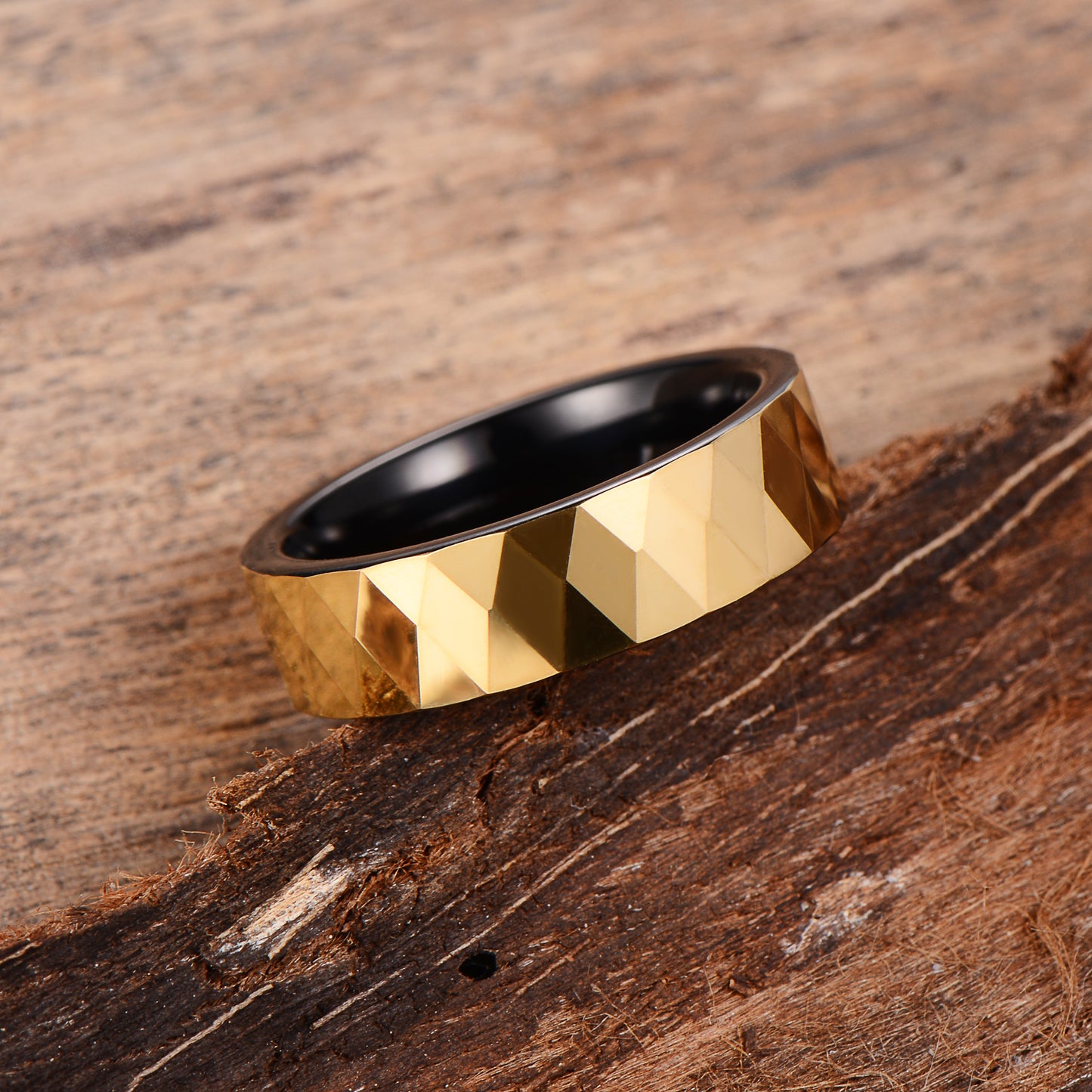 Aliança em Tungsténio Dourada, com 6mm de Largura, Efeito Angular Brilhante - REF9025
