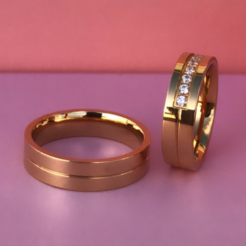 Aliança Dourada com Linha Central ou Banda de Pedras 6mm em Aço para Casamento, Namoro ou Compromisso - REF00080