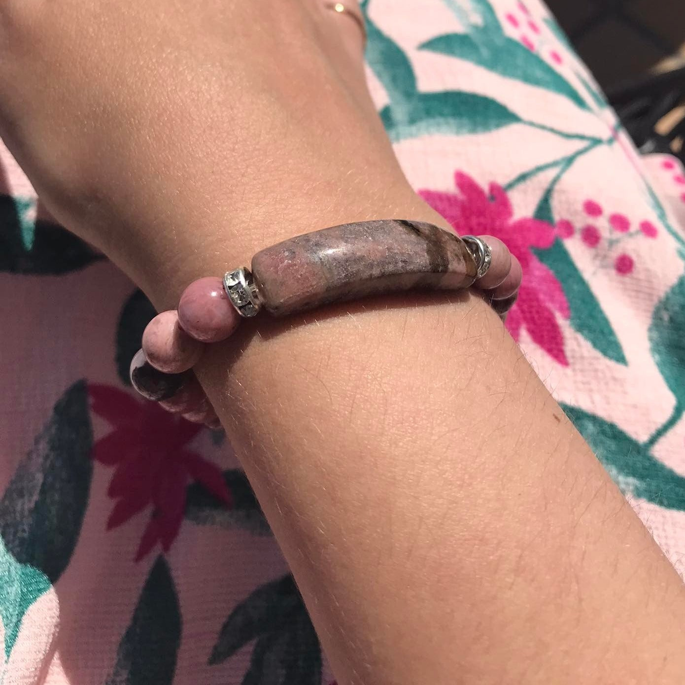 Pulseira com Pedras Naturais Rodonite - Símbolo do Equilíbrio Emocional - com Coração - REF1052