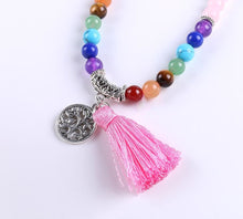 Carregar imagem no visualizador da galeria, Japamala Quartzo Rosa e Pedras 7 Chakras com Tassel Rosa e Pendente Raízes - REF1043 - PIME.pt