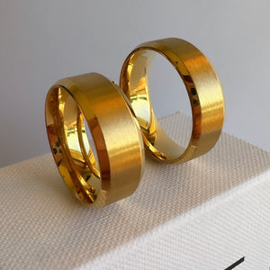 Aliança Dourada Escovada Larga (8mm) em Aço para Casamento, Namoro ou Compromisso - REF000152