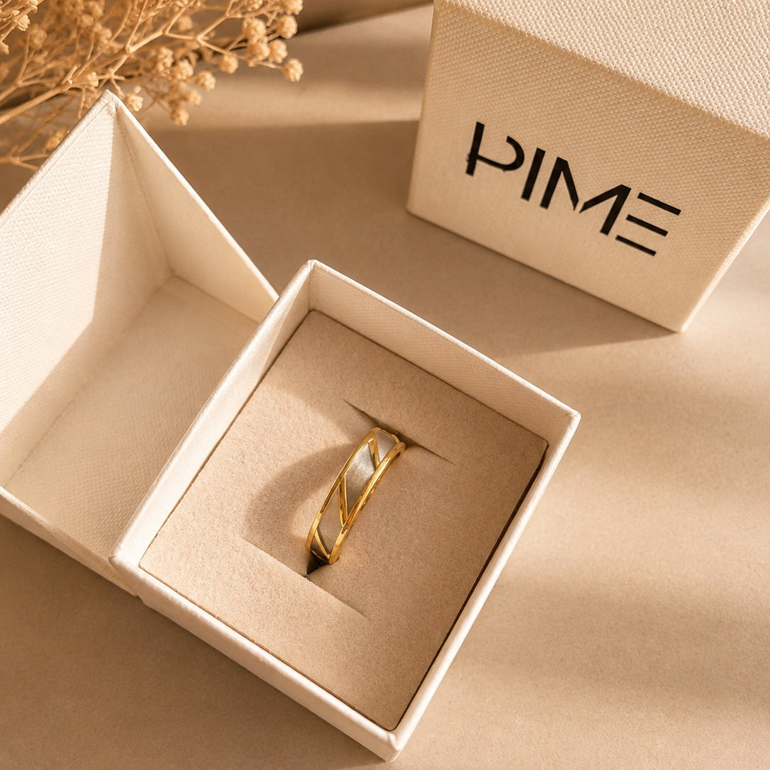 Aliança Dourada com Banda Prateada e Riscos Diagonais 6mm em Aço para Casamento, Namoro ou Compromisso - REF00072