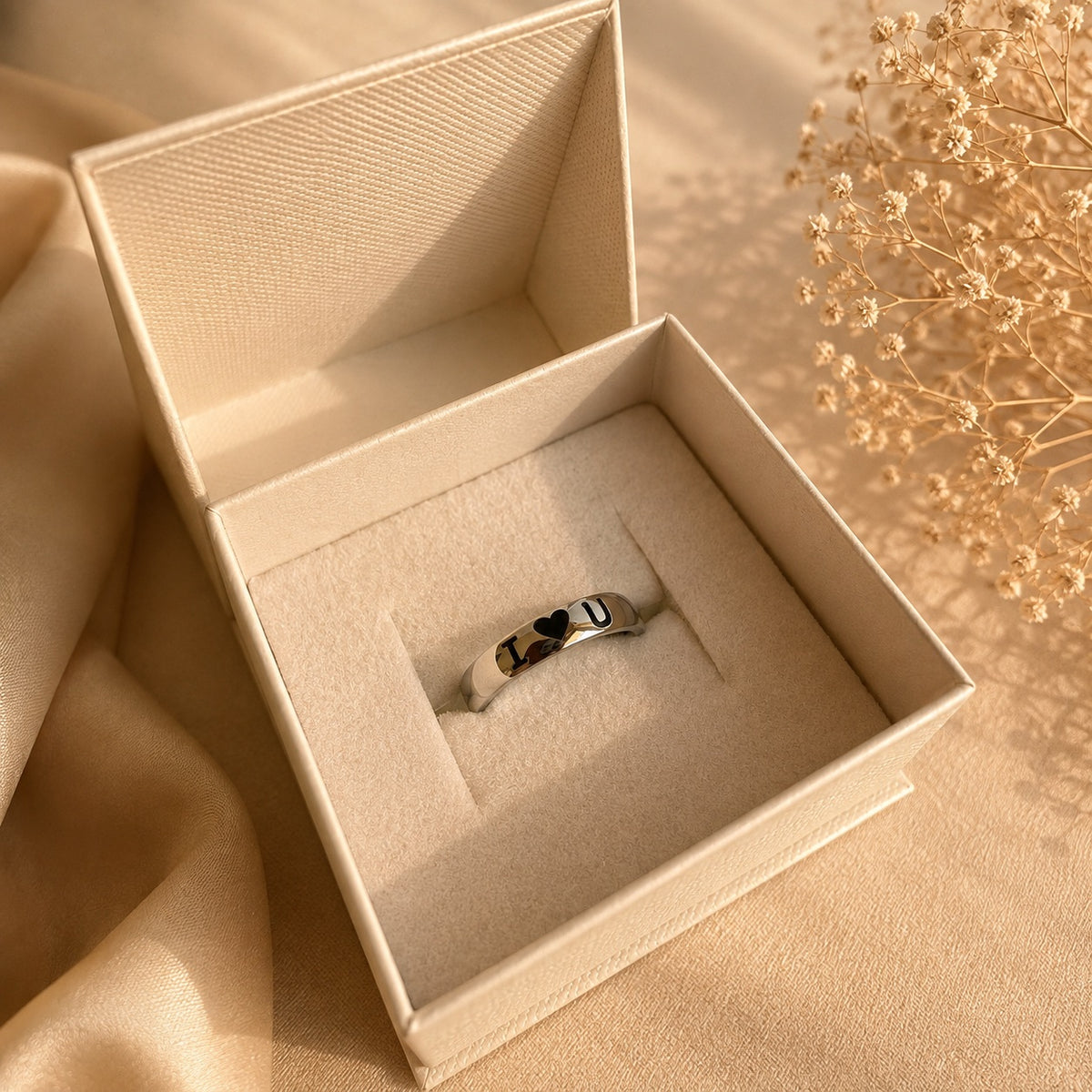 Aliança Prateada com Coração I Love You (4mm) em Aço - Alianças de Namoro ou Compromisso (para Namorados) - REF1609