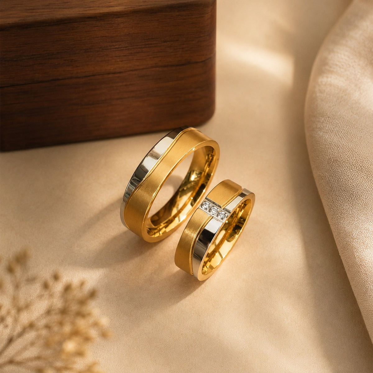 Aliança Dourada com Banda Cruzada em Prateado e Dourado 6mm em Aço - REF00078