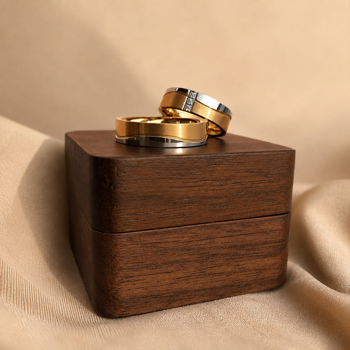 Aliança Dourada com Banda Cruzada em Prateado e Dourado 6mm em Aço - REF00078