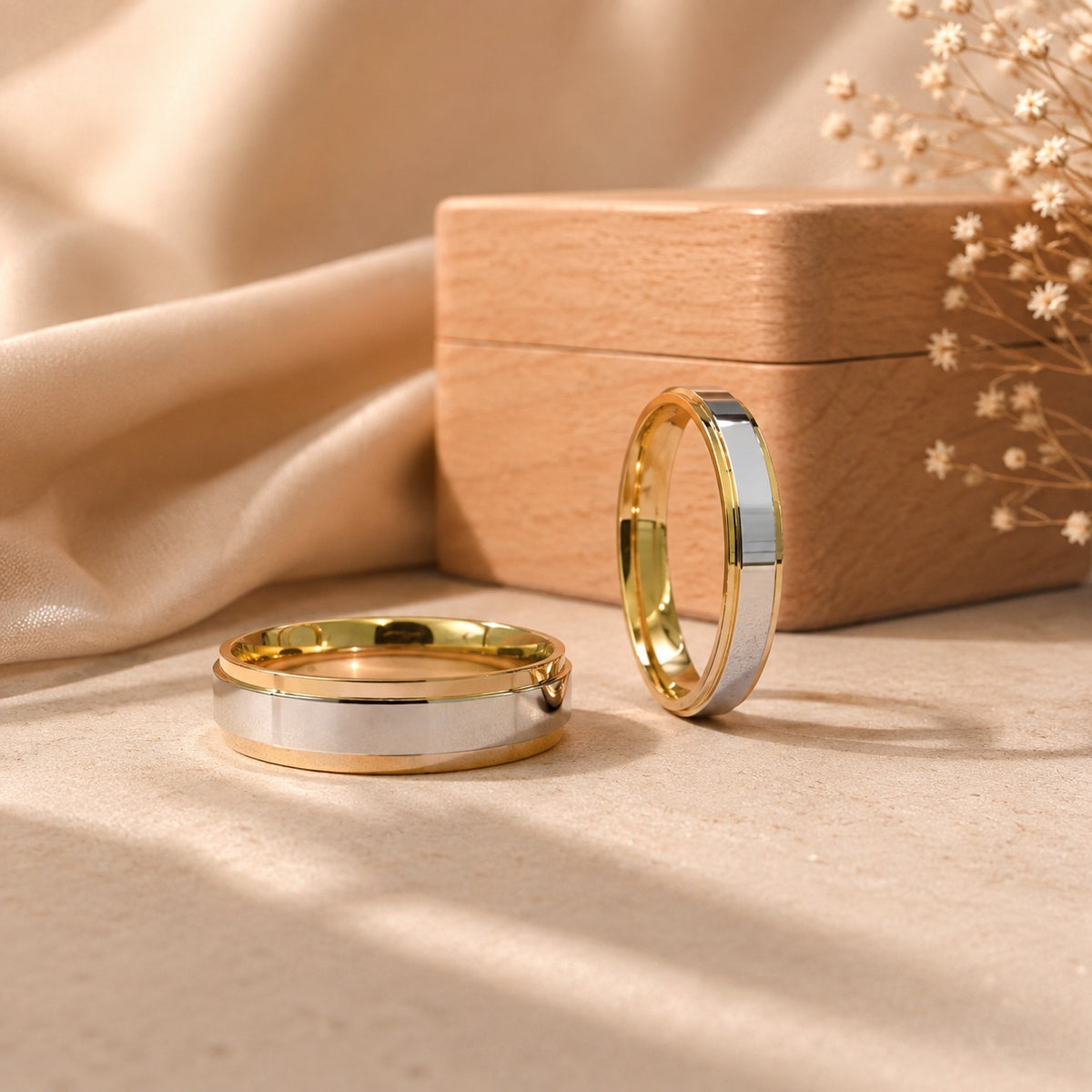 Aliança Dourada com Centro Prateado - 4mm e 6mm - em Aço para Casamento, Namoro ou Compromisso - REF0002321