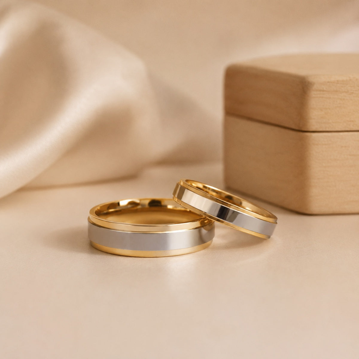 Aliança Dourada com Centro Prateado - 4mm e 6mm - em Aço para Casamento, Namoro ou Compromisso - REF0002321