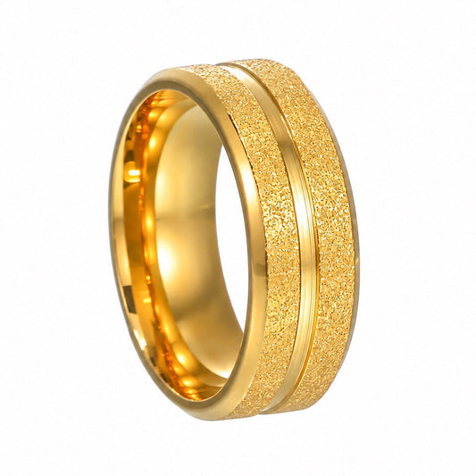 Aliança em Tungsténio Dourada 8mm de Largura, Acabamento Brilhante com Duas Faixas Texturizadas - REF9039