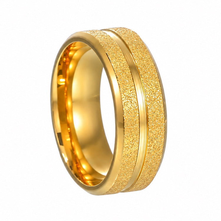 Aliança em Tungsténio Dourada 8mm de Largura, Acabamento Brilhante com Duas Faixas Texturizadas - REF9039