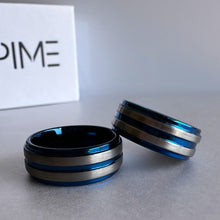 Carregar imagem no visualizador da galeria, Aliança em Tungsténio Azul, 8mm, Faixas Prateadas Escovadas, com Bordas e Interior Azuis Polidos - REF9034