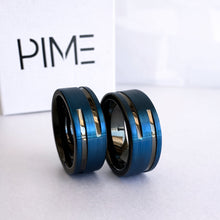 Carregar imagem no visualizador da galeria, Aliança em Tungsténio Azul, 8mm, Centro Escovado Azul com Duas Pequenas Filas Pretas, Bordas e Interior Pretos Polidos - REF9036