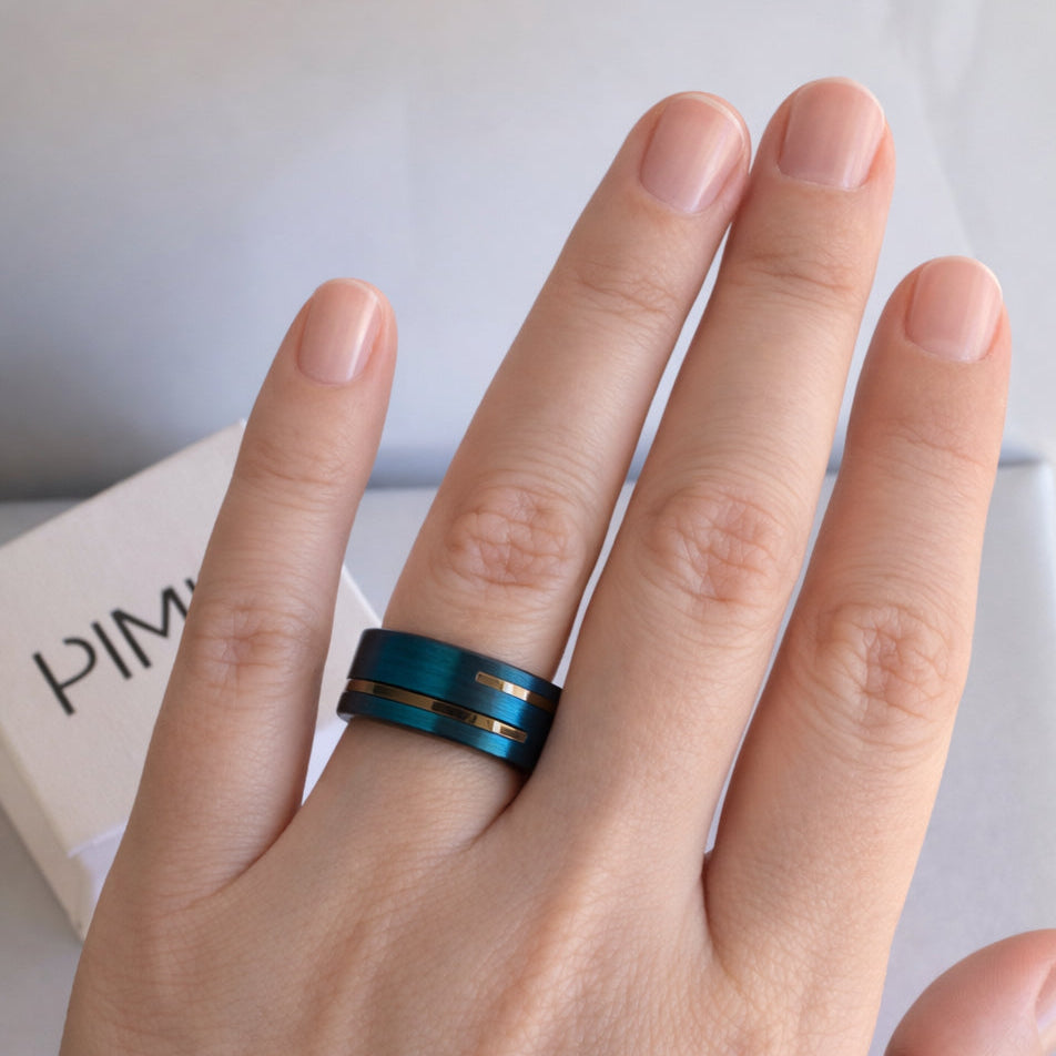 Aliança em Tungsténio Azul, 8mm, Centro Escovado Azul com Duas Pequenas Filas Pretas, Bordas e Interior Pretos Polidos - REF9036
