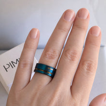 Carregar imagem no visualizador da galeria, Aliança em Tungsténio Azul, 8mm, Centro Escovado Azul com Duas Pequenas Filas Pretas, Bordas e Interior Pretos Polidos - REF9036