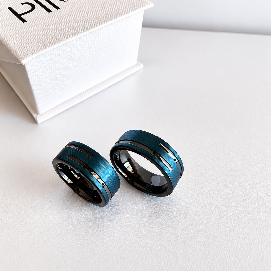 Aliança em Tungsténio Azul, 8mm, Centro Escovado Azul com Duas Pequenas Filas Pretas, Bordas e Interior Pretos Polidos - REF9036