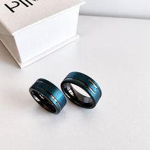 Carregar imagem no visualizador da galeria, Aliança em Tungsténio Azul, 8mm, Centro Escovado Azul com Duas Pequenas Filas Pretas, Bordas e Interior Pretos Polidos - REF9036