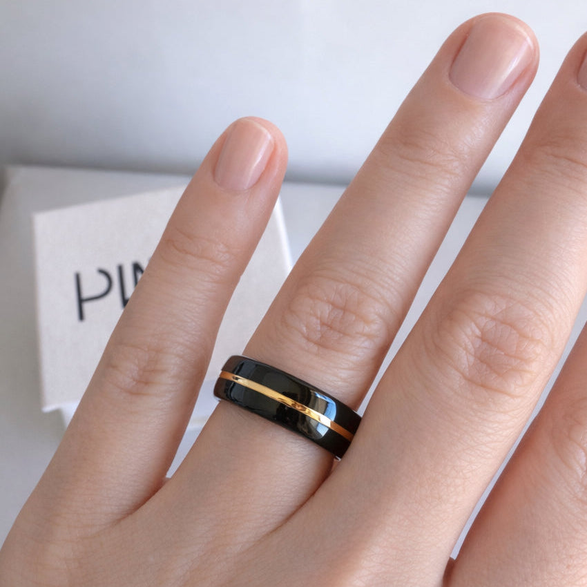 Aliança em Tungsténio Preta, 6mm, Brilhante com Filete Dourado Fino, Laterais e Interior Pretos Polidos - REF9037