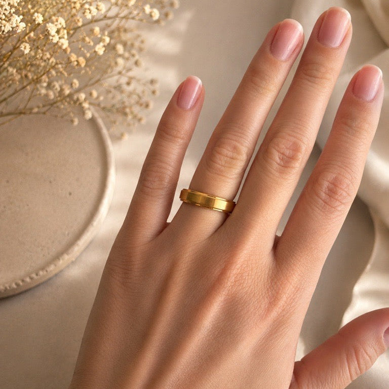 Aliança em Tungsténio Dourada, com 5mm de Largura, Plana e Fosca em Cima, Brilhante e Arredondada nos Lados - REF1314