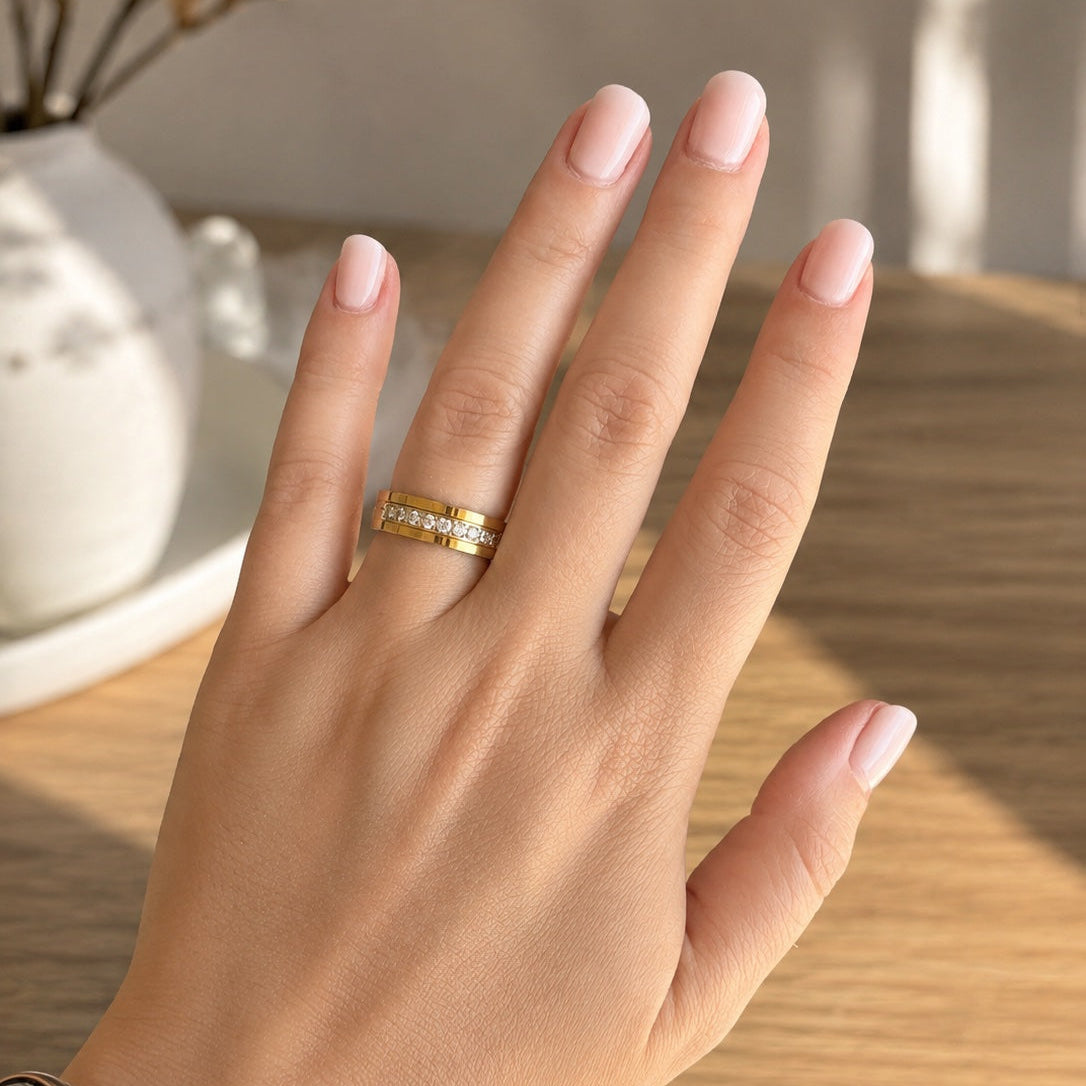 Aliança Dourada com Linha Central ou Banda de Pedras 6mm em Aço para Casamento, Namoro ou Compromisso - REF00080