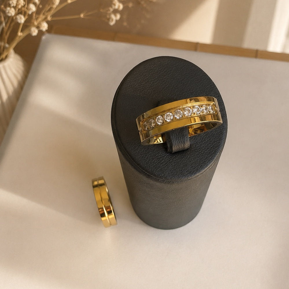 Aliança Dourada com Linha Central ou Banda de Pedras 6mm em Aço para Casamento, Namoro ou Compromisso - REF00080