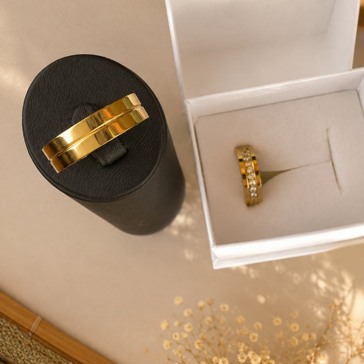 Aliança Dourada com Linha Central ou Banda de Pedras 6mm em Aço para Casamento, Namoro ou Compromisso - REF00080