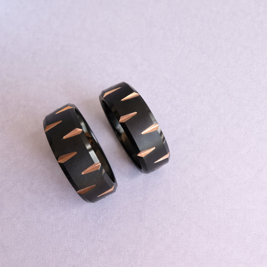 Aliança em Tungsténio Preta, 8mm de Largura, Centro Plano e Escovado, Inlays Triangulares Dourado Rosa, Laterais Arredondadas e Brilhantes, Interior Polido - REF9032