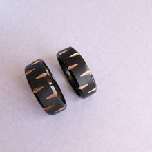 Carregar imagem no visualizador da galeria, Aliança em Tungsténio Preta, 8mm de Largura, Centro Plano e Escovado, Inlays Triangulares Dourado Rosa, Laterais Arredondadas e Brilhantes, Interior Polido - REF9032