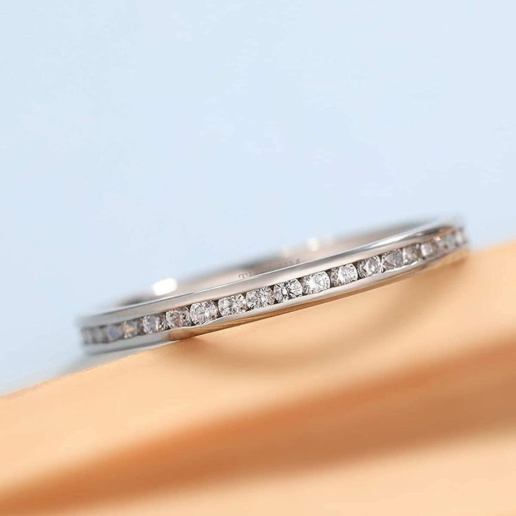 Aliança Prateada com Pedras Circundantes Brilhantes 2mm em Titânio - REF0023