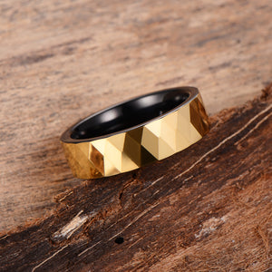 Aliança em Tungsténio Dourada, com 6mm de Largura, Efeito Angular Brilhante - REF9025
