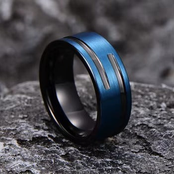 Aliança em Tungsténio Azul, 8mm, Centro Escovado Azul com Duas Pequenas Filas Pretas, Bordas e Interior Pretos Polidos - REF9036
