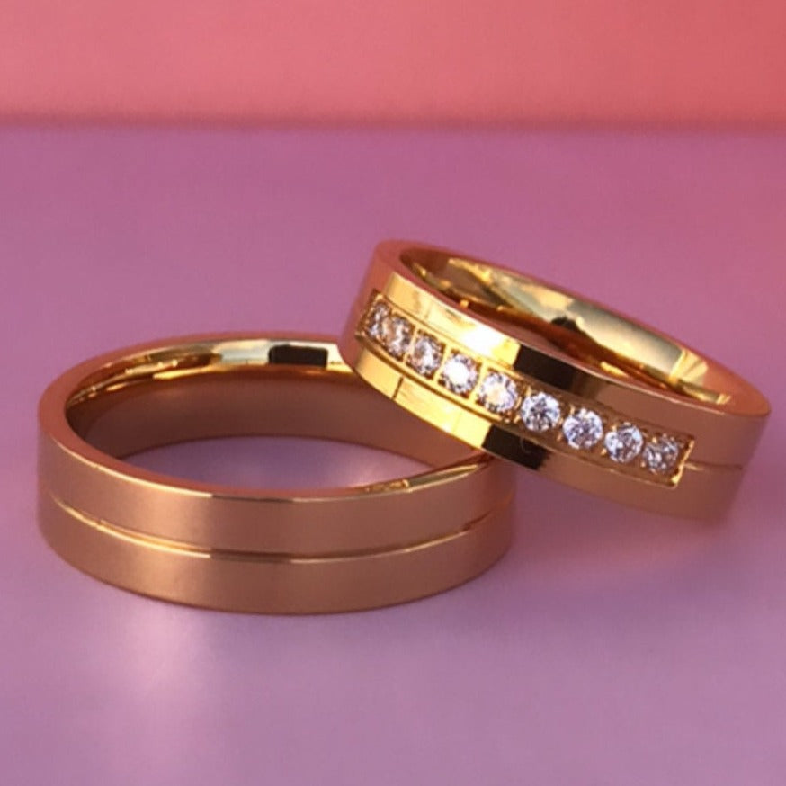 Aliança Dourada com Linha Central ou Banda de Pedras 6mm em Aço para Casamento, Namoro ou Compromisso - REF00080