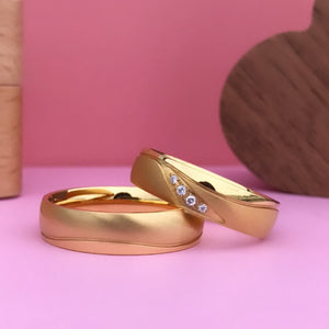 Aliança Dourada com Pedras ou Dourada com Linha Simples 6mm em Aço para Casamento, Namoro ou Compromisso - REF1009