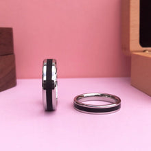 Carregar imagem no visualizador da galeria, Aliança Prateada com Banda Preta 4mm e 6mm em Aço para Casamento, Namoro ou Compromisso - REF00004