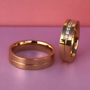 Aliança Dourada com Linha Central ou Banda de Pedras 6mm em Aço para Casamento, Namoro ou Compromisso - REF00080