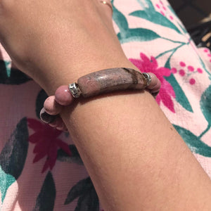 Pulseira com Pedras Naturais Rodonite - Símbolo do Equilíbrio Emocional - com Coração - REF1052