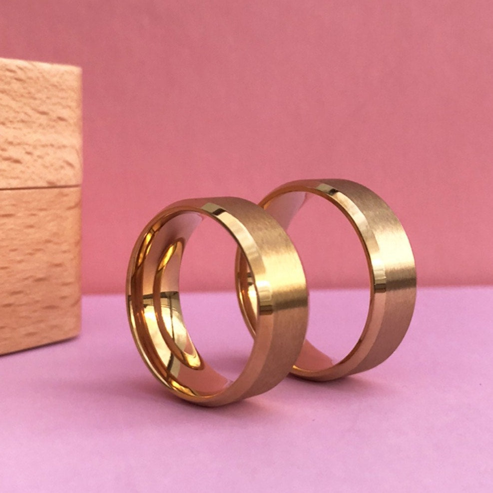 Aliança Dourada Escovada Larga (8mm) em Aço para Casamento, Namoro ou Compromisso - REF000152