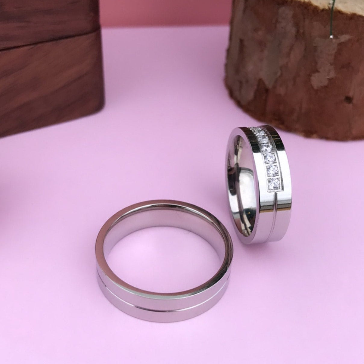 Aliança Prateada Brilhante com Filete Central ou Pedras Brilhantes 6mm em Aço para Casamento, Namoro ou Compromisso - REF00083