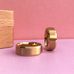 Aliança Dourada Escovada Larga (8mm) em Aço para Casamento, Namoro ou Compromisso - REF000152