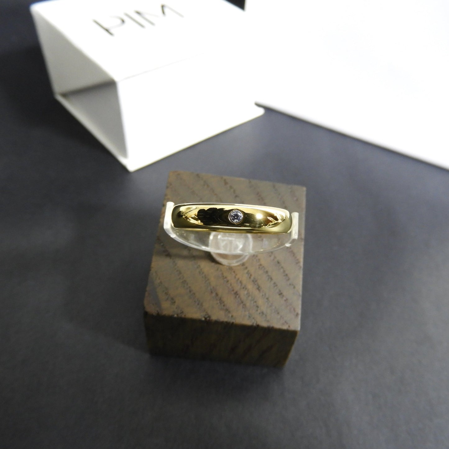 Aliança em Tungsténio Dourada, Simples e Tradicional, com 4mm de Largura, Brilhante e Arredondada em Cima e nos Lados- REF9022