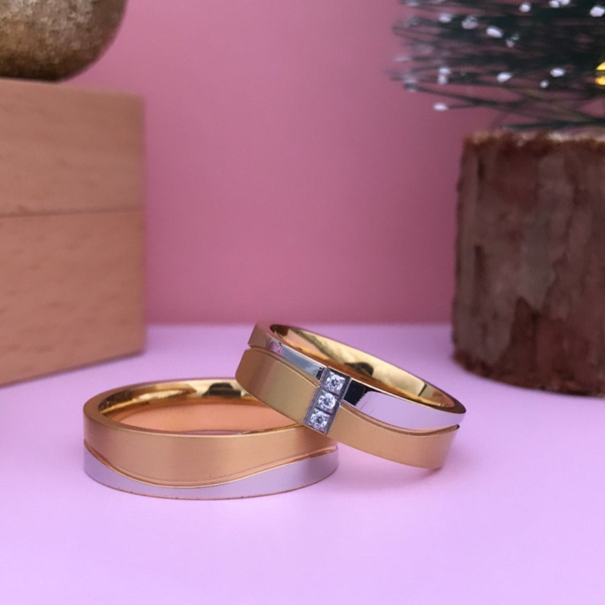 Aliança Dourada com Banda Cruzada em Prateado e Dourado 6mm em Aço - REF00078