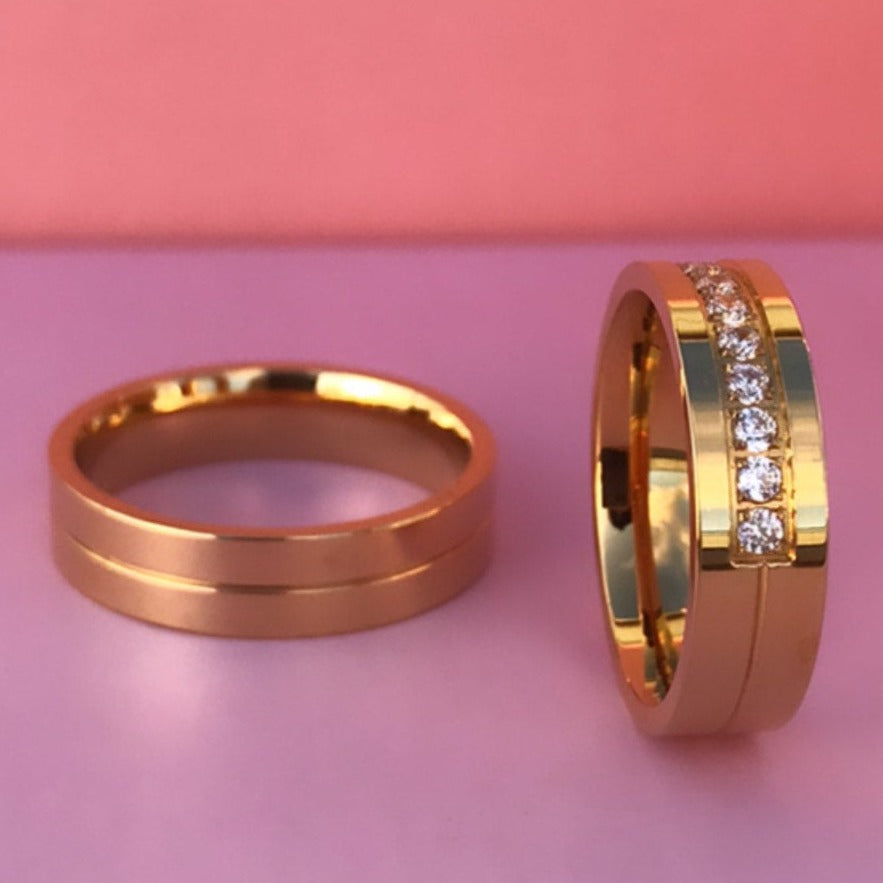Aliança Dourada com Linha Central ou Banda de Pedras 6mm em Aço para Casamento, Namoro ou Compromisso - REF00080