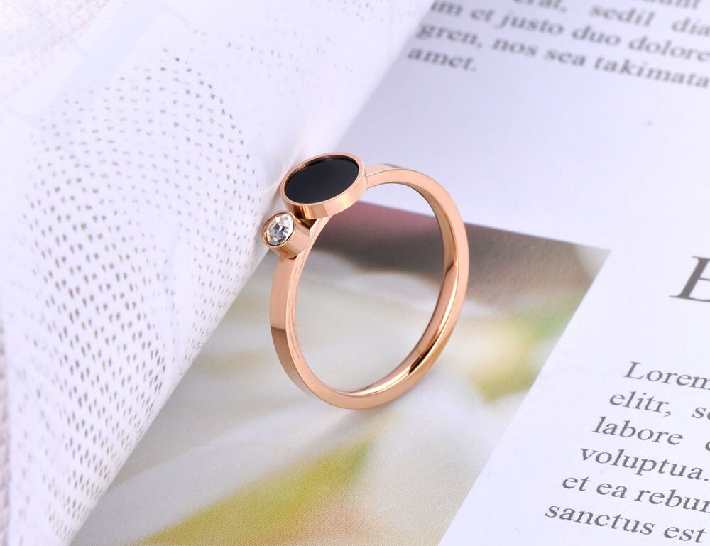 Anel de Noivado Dourado Rosa com Medalha Preta e Pedra Brilhante em Aço - REF7020