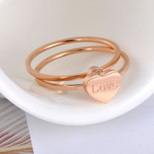 Anel de Noivado (Conjunto de Dois Anéis) com Coração Love (Amor) e Pedra única - em Aço - REF7018