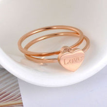 Carregar imagem no visualizador da galeria, Anel de Noivado (Conjunto de Dois Anéis) com Coração Love (Amor) e Pedra única - em Aço - REF7018