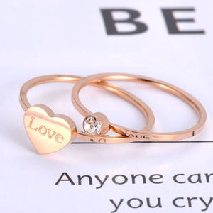 Anel de Noivado (Conjunto de Dois Anéis) com Coração Love (Amor) e Pedra única - em Aço - REF7018