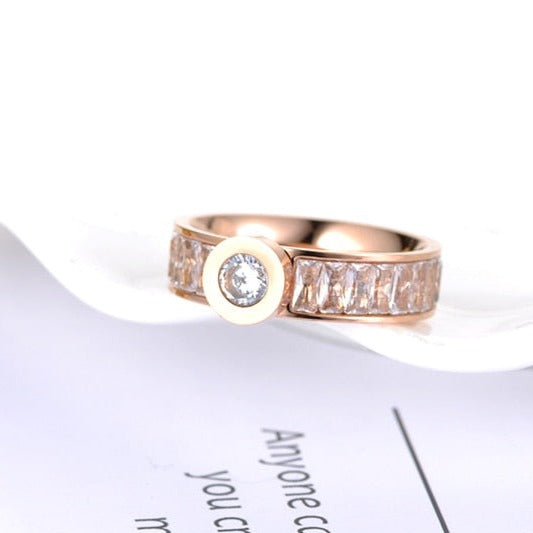 Anel de Noivado Dourado Rosa - 7mm - com Pedras Circundantes - REF7030