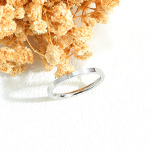Carregar imagem no visualizador da galeria, Anel de Noivado Prateado com Pequena Pedra Central - 2mm - em Aço - REF7017