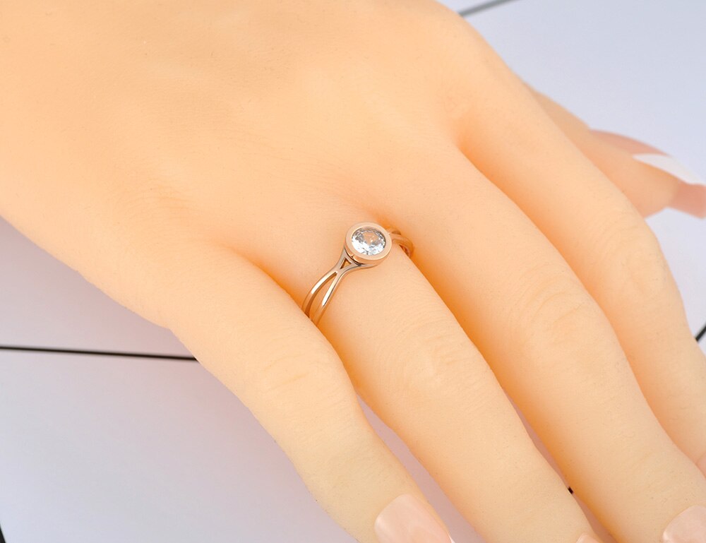 Anel de Noivado Dourado Rosa com Pedra Brilhante - em Aço - REF7023