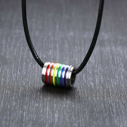 Colar LGBTQIA+ com Cordão preto e Medalha Colorida Arco-Íris em Aço - REF2006