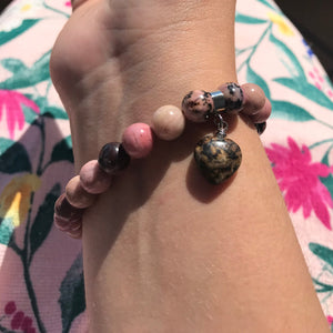 Pulseira com Pedras Naturais Rodonite - Símbolo do Equilíbrio Emocional - com Coração - REF1052